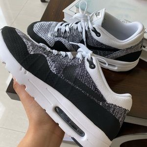 Men’s Nike Flyknit AirMax size 11